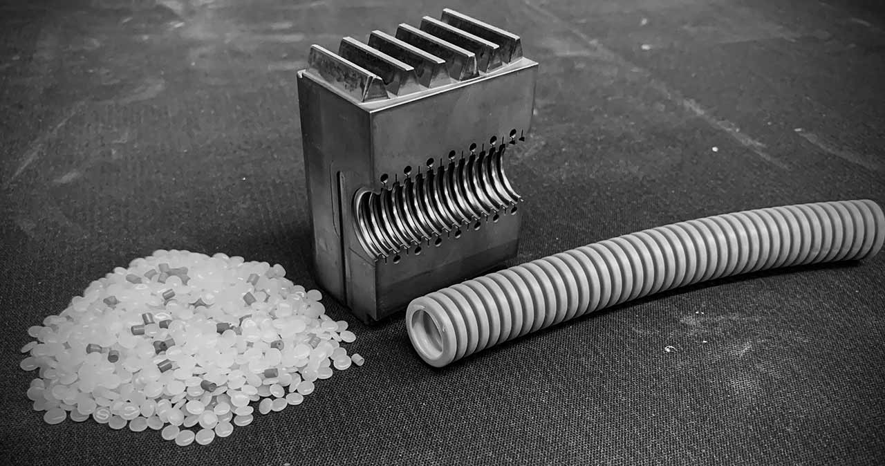 Vom Kunststoffgranulat zum RED Rohr.