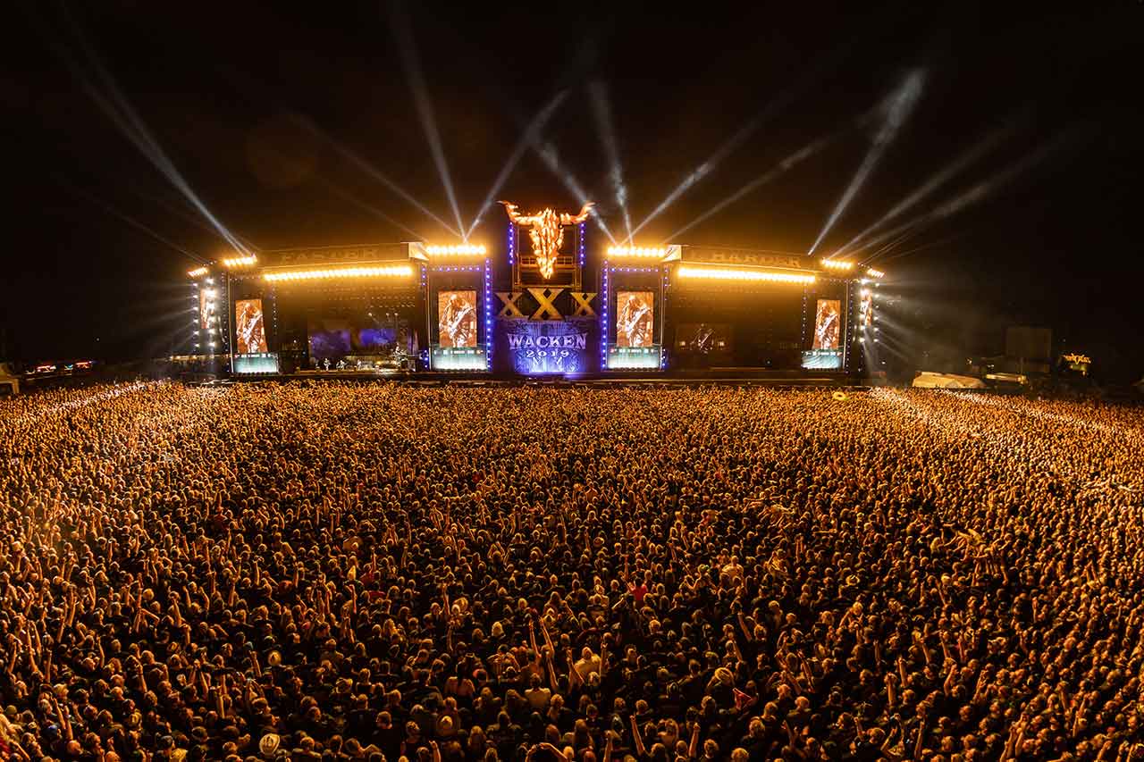 Metal-Heads vor der Hauptbühne auf dem W:O:A 2019.